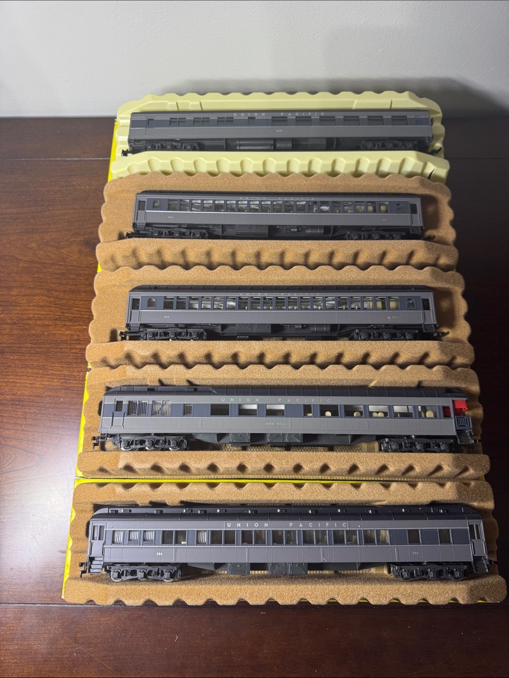 AHM Union Pacific 1920’s HO Scale 5 Piece Model Train Passenger Train Cars (New)